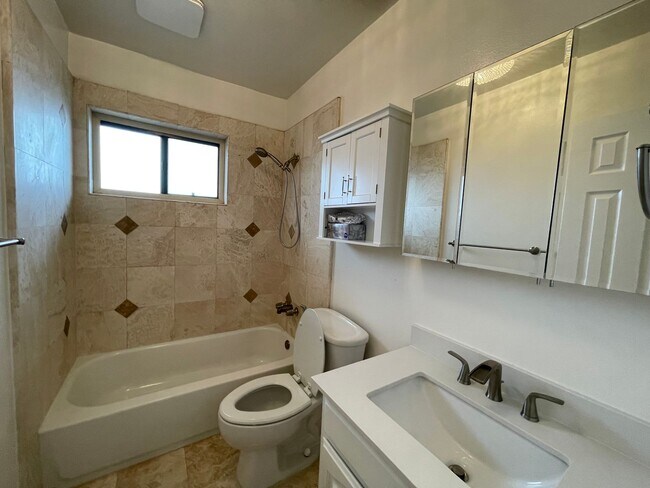 Building Photo - Gorgeous 5 Bed House - Amazing View!