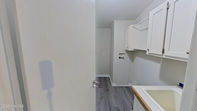 Building Photo - 20 Deer Ridge Dr W