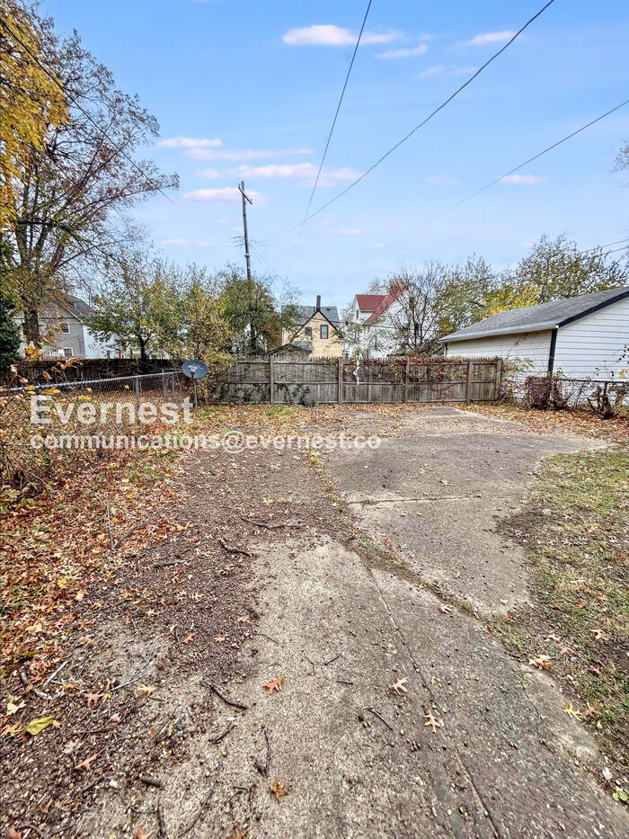 Building Photo - 10911 Hathaway Ave