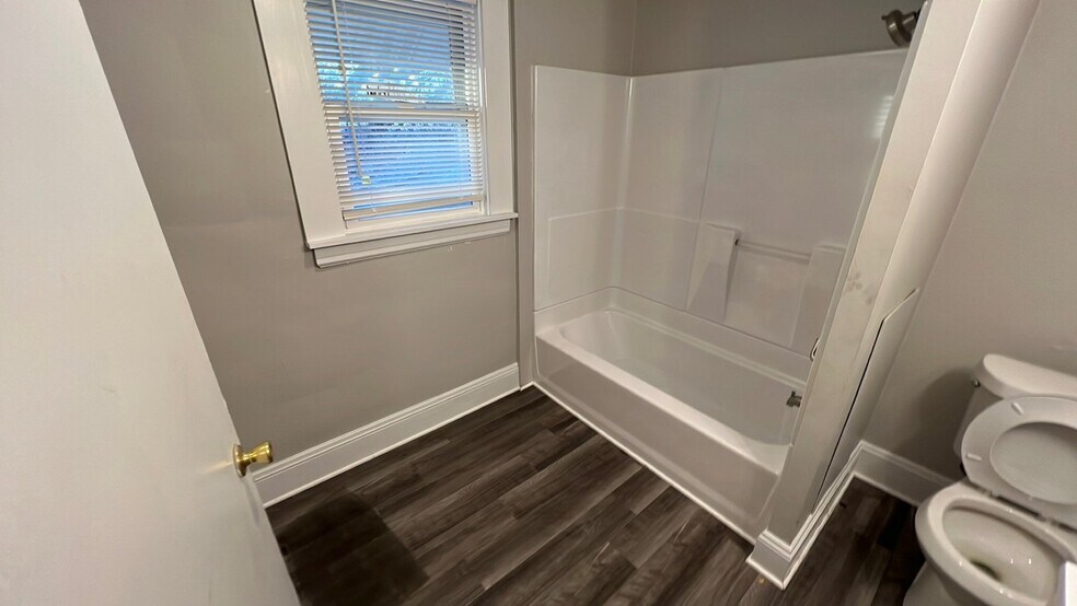 Building Photo - 592 Sanford Ave