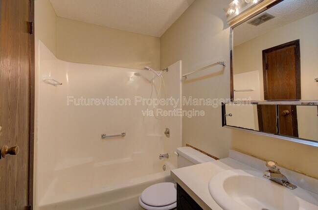 Building Photo - 2224 Oneida St