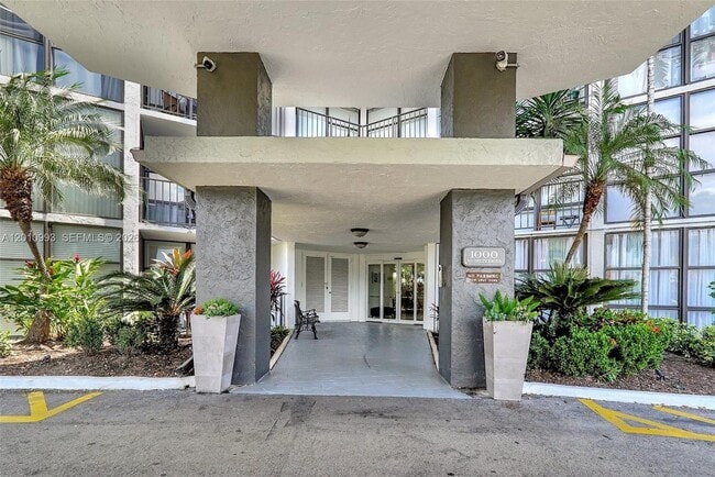 Building Photo - 1000 Parkview Dr