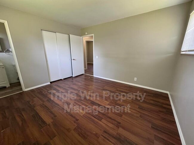 Building Photo - 730 Crabapple Ln