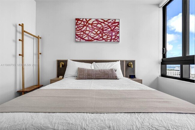 Building Photo - 225 N Miami Ave