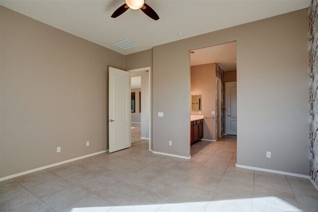 Building Photo - Beautiful 2 bed + den, 2 bath Home Located in Quailwood!