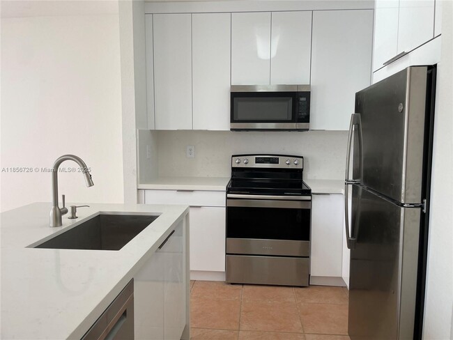 Building Photo - 968 NE 41st Pl