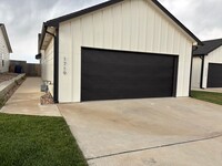 Building Photo - 1717/19 Hickory Creek