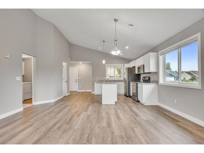 Building Photo - 722 Hilltop Ln