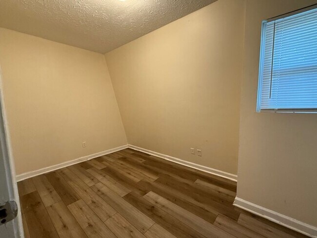 Building Photo - Rustwood