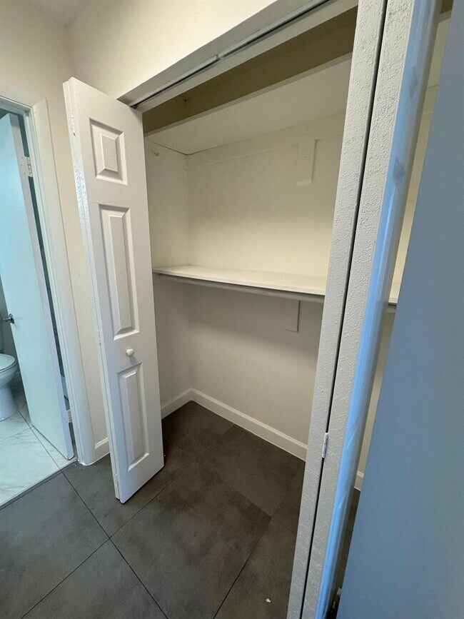 Building Photo - 13390 NE 7th Ave