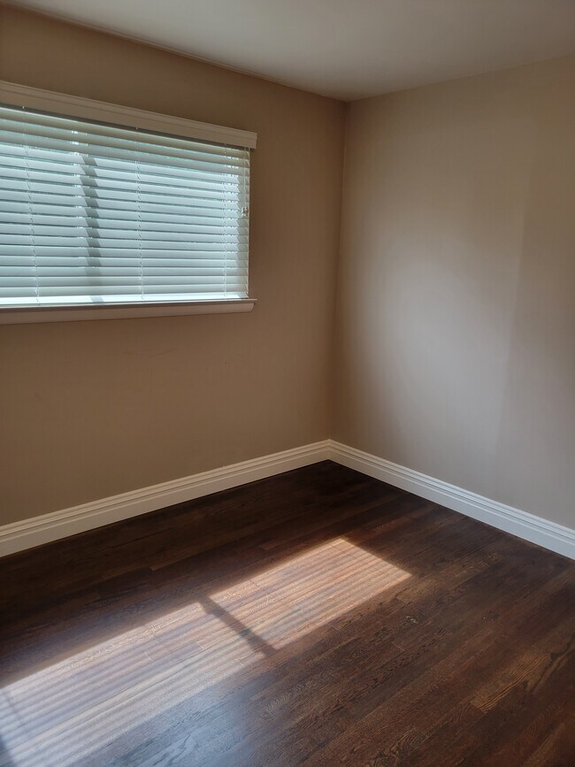 Building Photo - 1107 N Pegram St