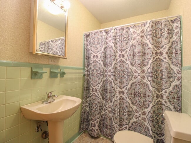 Building Photo - 4 bedroom home in Athens City in established neighborhood!