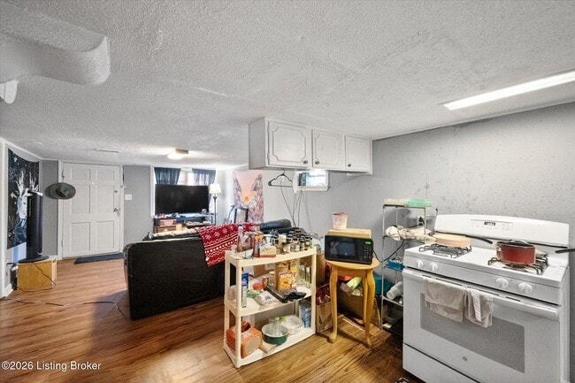 Building Photo - 4925 Southside Dr