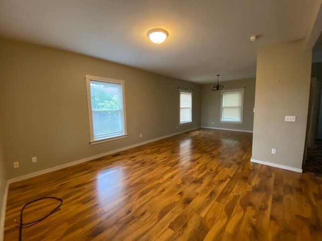 Building Photo - 923 Russel St - 3/Bed 1.5/Bath located in the Edison neighborhood