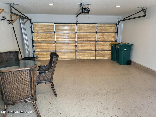 Building Photo - 335 Paradise Blvd