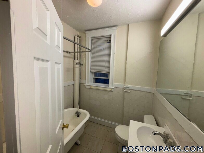 Building Photo - 518 Cambridge St