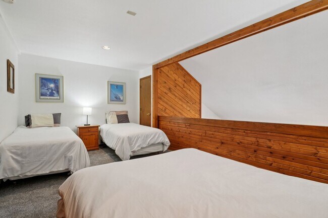 Building Photo - Serenity and Views with this 3 bedroom/3Bathroom Townhome in Buffalo Ridge