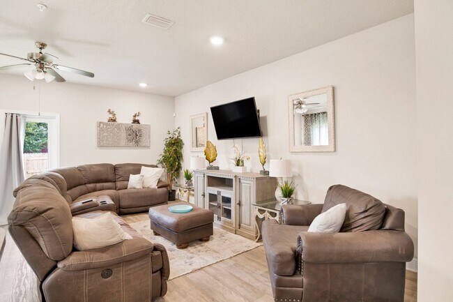 Building Photo - 3 Bedroom Townhouse in Bellview