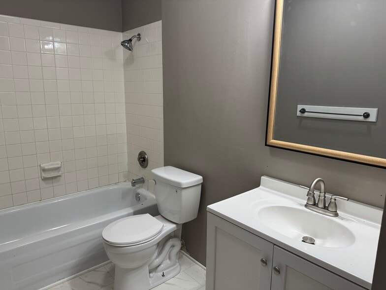 Building Photo - 2635 W 58th St