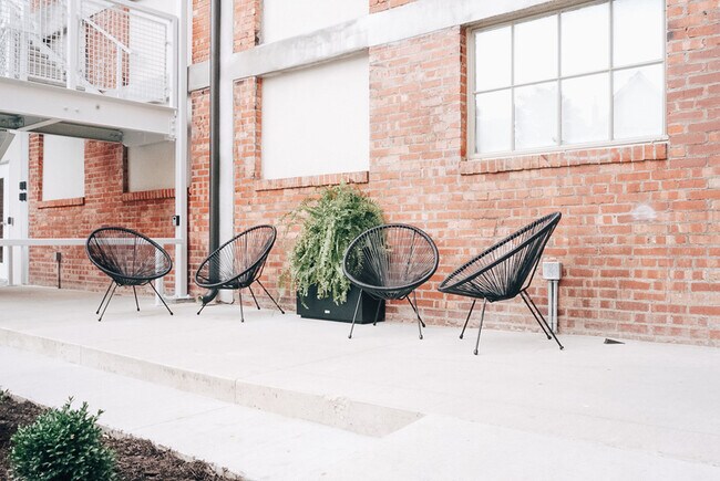 Building Photo - 3200 Gillham Rd