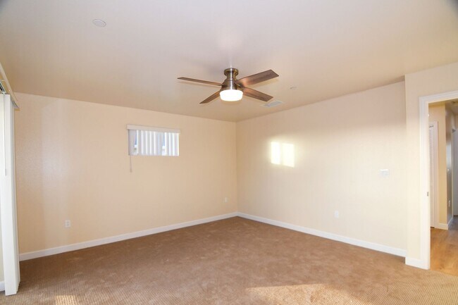 Building Photo - 571 Moss St