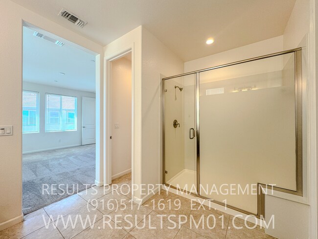 Building Photo - Beautifully upgraded Four bedroom w Loft