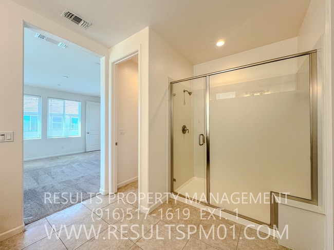 Building Photo - Gorgeous upgraded Home! Spacious 4 bedroom...