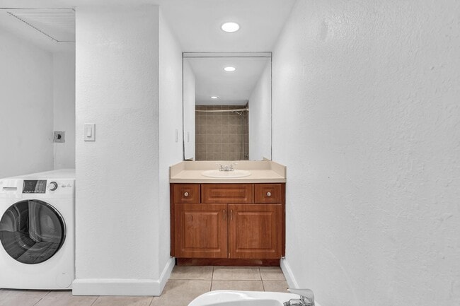 Building Photo - 5600 - 10J