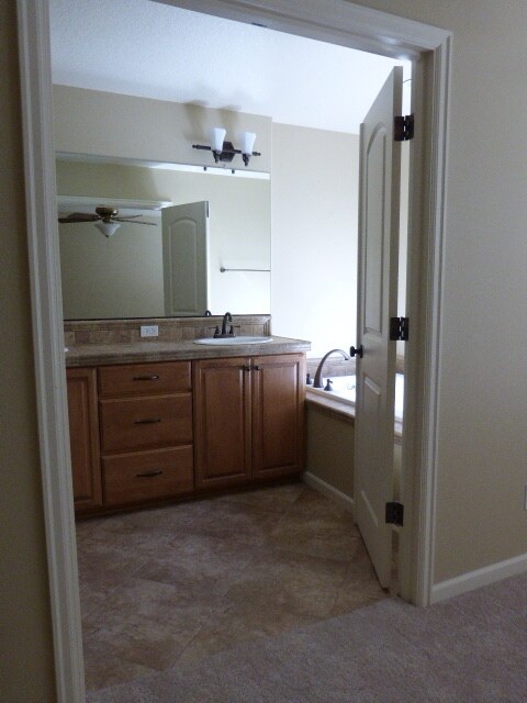 Building Photo - Bethany Town Home Available