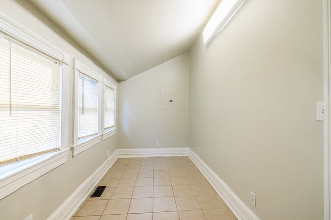 Building Photo - NOW AVAILABLE!!!  Charming, Renovated 2 Bed, 1 Bath East Nashville Home, Minutes to Five Points &...