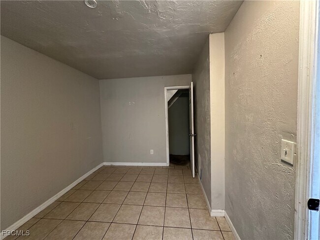 Building Photo - 2210 Cantor Ln