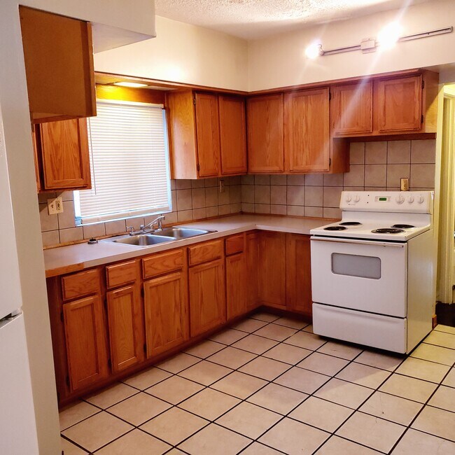 Kitchen - 2005 Goodnor Rd