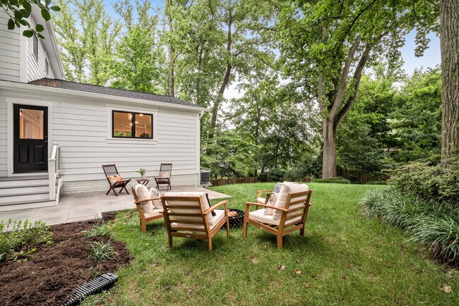 Building Photo - "Luxurious 6-Bed, 6-Bath Arlington Retreat...