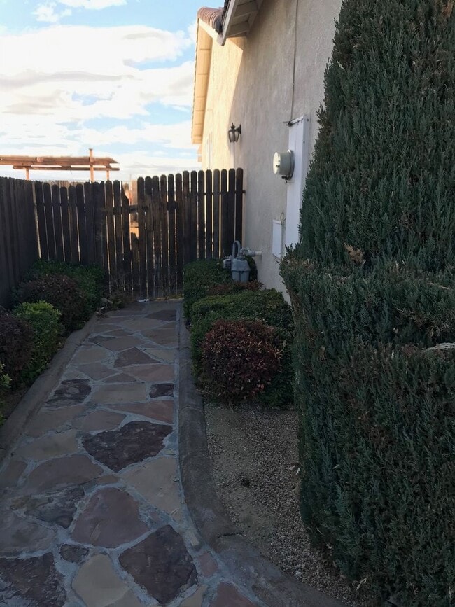 Building Photo - 3 BEDROOM VICTORVILLE HOME IN SPRING VALLE...
