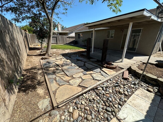 Building Photo - 405 Goldrun Dr