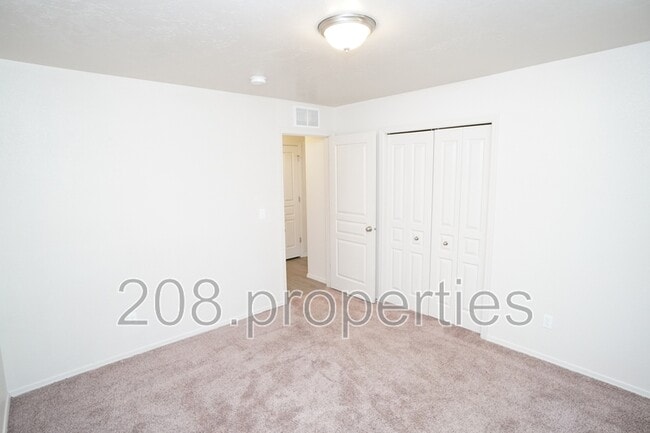 Building Photo - 201 W Lava Falls Dr