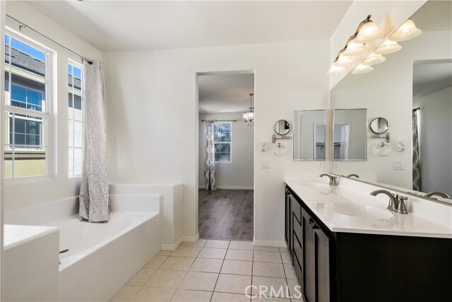 Building Photo - 309 W Via Rua Flores