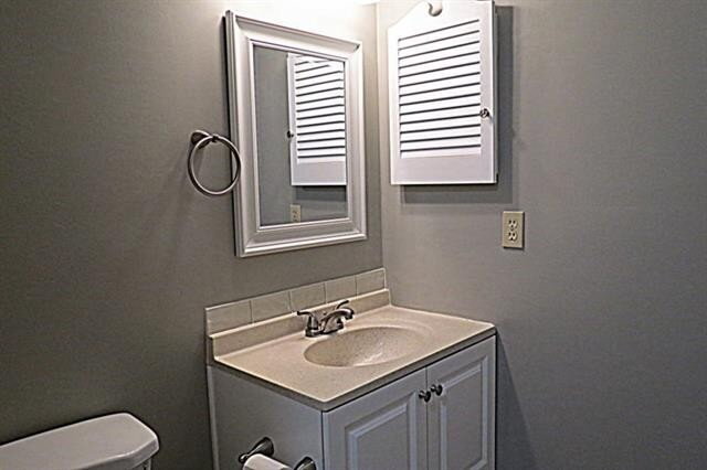 Building Photo - Beautiful 2 bed/ 2 bath townhome Located Off of Mission Road!