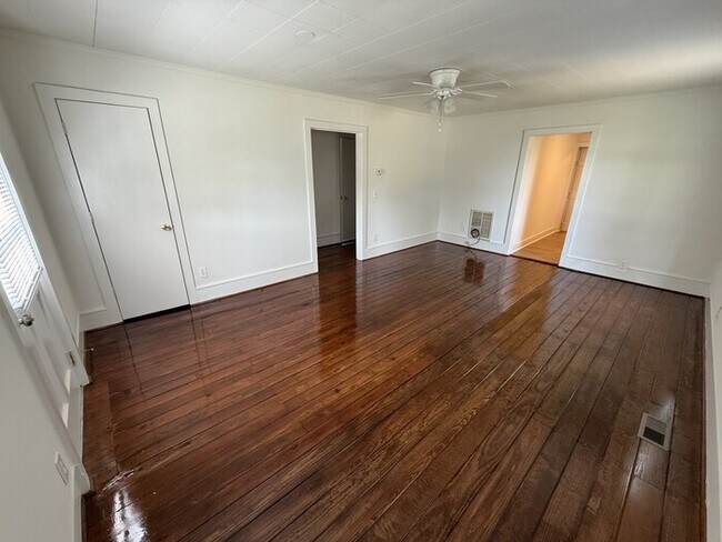 Building Photo - 3 bd 2 ba House