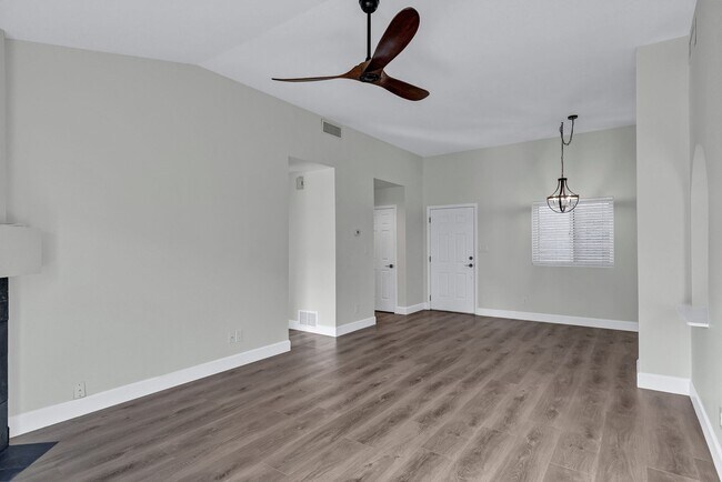 Building Photo - 2/2