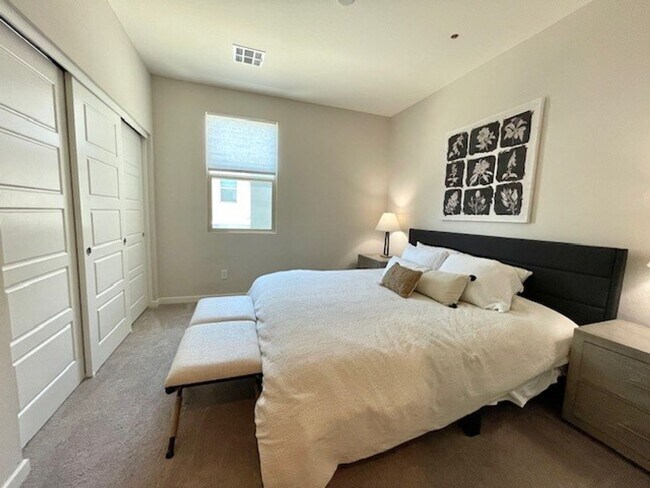 Building Photo - Beautiful Fully Furnished Condo in Affinit...