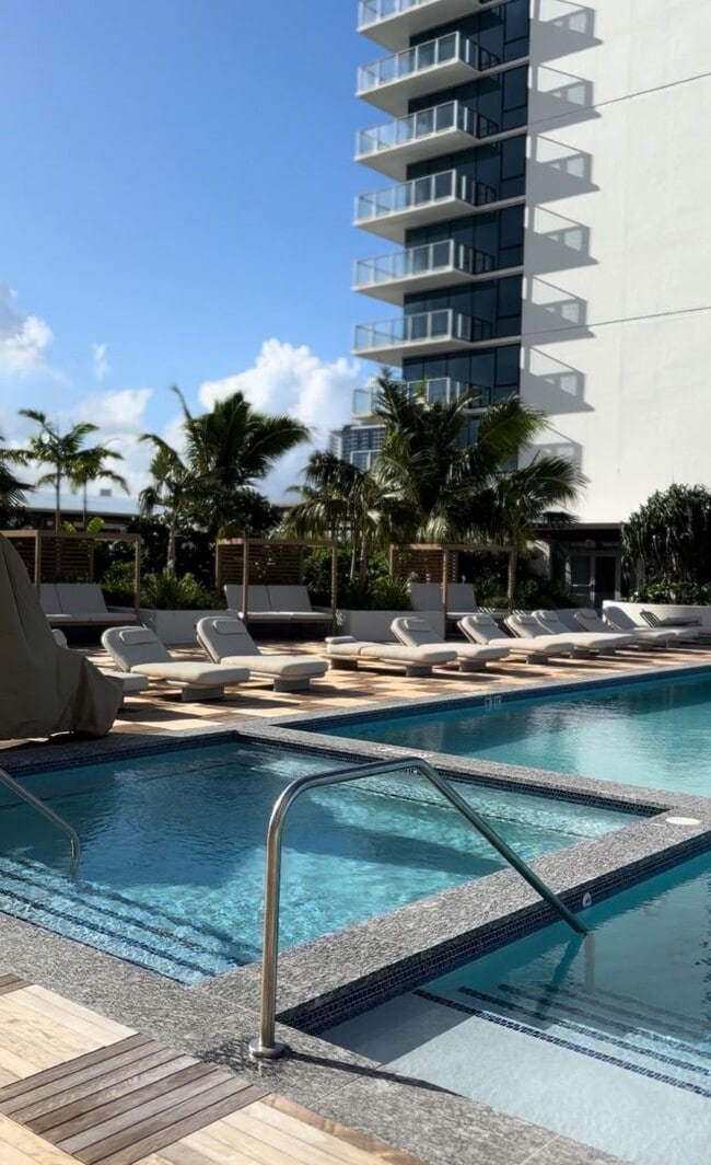 Building Photo - Brand new, high floor unit w/ 1 parking st...