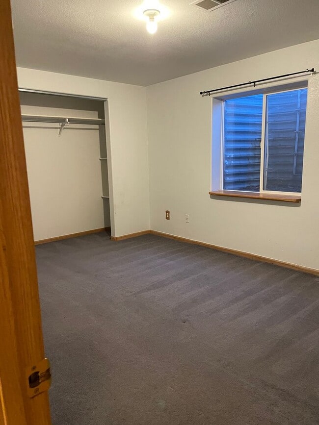 Building Photo - Spacious 4-Bedroom / 3-Bath Single Family Home in Windsor!