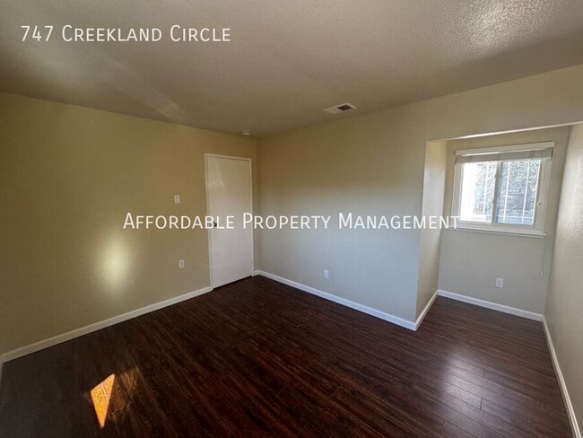 Building Photo - 747 Creekland Cir