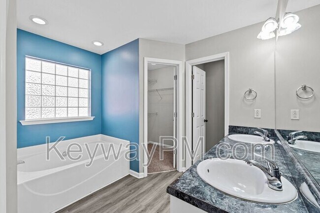 Building Photo - 122 Oakwood Dr