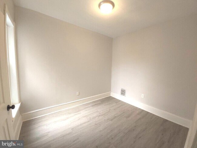 Building Photo - 54 Farson St