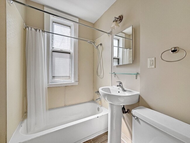 Building Photo - 1019 W 31st St