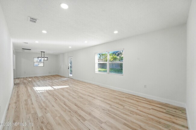 Building Photo - 2915 Holly Bay Rd