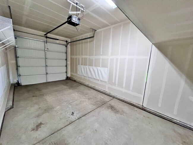 Building Photo - $2,195 DeWolf & Barstow, 3 Bedroom House - Clovis / Community Pool + Neighborhood Parks