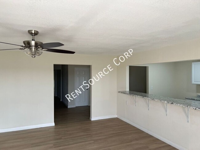 Building Photo - 4 Bedroom, 2 Bath Duplex for Rent in Barstow